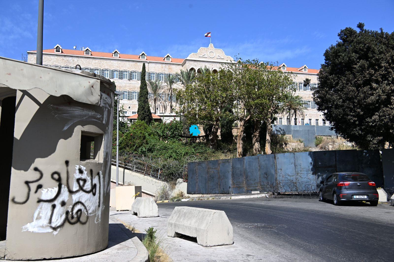 بوابة جديدة على مدخل السرايا بعد أن انفجرت بين المتقاعدين العسكريين والحكومة (صور) 